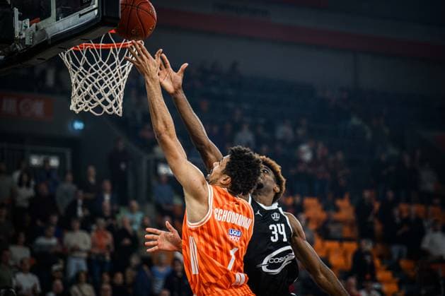 Len Schoormann (ratiopharm ulm) und Kevin Kokila (Cosea JL Bourg-en-Bresse) im Zweikampf waehrend des EuroCup spiels zwischen ratiopharm ulm v Cosea JL Bourg-en-Bresse in der ratiopharm Arena am 11. November 2025 in Neu-Ulm, Deutschland. (Foto von Harry Langer DeFodi Images) +++ Len Schoormann (ratiopharm ulm) und Kevin Kokila (Cosea JL Bourg-en-Bresse) battle for the ball during the EuroCup match between ratiopharm ulm v Cosea JL Bourg-en-Bresse at ratiopharm Arena on November 11, 2025 in Neu-Ulm, Germany. (Photo by Harry Langer DeFodi Images) (Photo by Harry Langer DeFodi Images) Len Schoormann ratiopharm ulm and Kevin Kokila Cosea JL Bourg en Bresse battle for the ball during the EuroCup match between ratiopharm ulm v Cosea JL Bourg en Bresse at ratiopharm Arena on November 11, 2025 in Neu Ulm, Germany, Germany Photo by Harry Langer DeFodi Images Len Schoormann ratiopharm ulm and Kevin Kokila Cosea JL Bourg en Bresse battle for the ball during the EuroCup match between ratiopharm ulm v Cosea JL Bourg en Bresse at ratiopharm Arena on November 11, 2025 in Neu Ulm, Germany Photo by Harry Langer DeFodi Images Photo by Harry Langer DeFodi Images