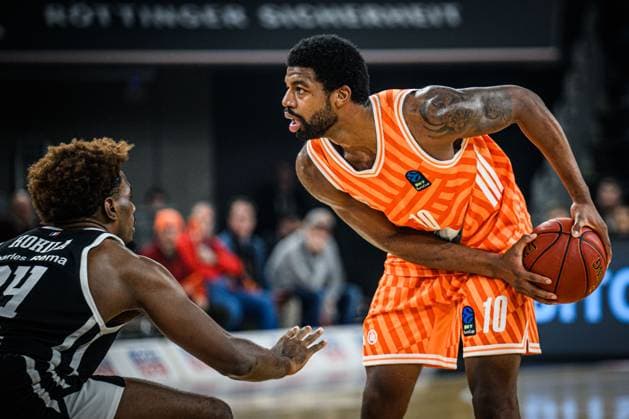Kevin Kokila (Cosea JL Bourg-en-Bresse) und Malik Osborne (ratiopharm ulm) im Zweikampf waehrend des EuroCup spiels zwischen ratiopharm ulm v Cosea JL Bourg-en-Bresse in der ratiopharm Arena am 11. November 2025 in Neu-Ulm, Deutschland. (Foto von Harry Langer DeFodi Images) +++ Kevin Kokila (Cosea JL Bourg-en-Bresse) und Malik Osborne (ratiopharm ulm) battle for the ball during the EuroCup match between ratiopharm ulm v Cosea JL Bourg-en-Bresse at ratiopharm Arena on November 11, 2025 in Neu-Ulm, Germany. (Photo by Harry Langer DeFodi Images) (Photo by Harry Langer DeFodi Images) Kevin Kokila Cosea JL Bourg en Bresse and Malik Osborne ratiopharm ulm battle for the ball during the EuroCup match between ratiopharm ulm v Cosea JL Bourg en Bresse at ratiopharm Arena on November 11, 2025 in Neu Ulm, Germany, Germany Photo by Harry Langer DeFodi Images Kevin Kokila Cosea JL Bourg en Bresse and Malik Osborne ratiopharm ulm battle for the ball during the EuroCup match between ratiopharm ulm v Cosea JL Bourg en Bresse at ratiopharm Arena on November 11, 2025 in Neu Ulm, Germany Photo by Harry Langer DeFodi Images Photo by Harry Langer DeFodi Images