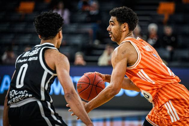 Darius McGhee (Cosea JL Bourg-en-Bresse) und Mark Smith (ratiopharm ulm) im Zweikampf waehrend des EuroCup spiels zwischen ratiopharm ulm v Cosea JL Bourg-en-Bresse in der ratiopharm Arena am 11. November 2025 in Neu-Ulm, Deutschland. (Foto von Harry Langer DeFodi Images) +++ Darius McGhee (Cosea JL Bourg-en-Bresse) und Mark Smith (ratiopharm ulm) battle for the ball during the EuroCup match between ratiopharm ulm v Cosea JL Bourg-en-Bresse at ratiopharm Arena on November 11, 2025 in Neu-Ulm, Germany. (Photo by Harry Langer DeFodi Images) (Photo by Harry Langer DeFodi Images) Darius McGhee Cosea JL Bourg en Bresse and Mark Smith ratiopharm ulm battle for the ball during the EuroCup match between ratiopharm ulm v Cosea JL Bourg en Bresse at ratiopharm Arena on November 11, 2025 in Neu Ulm, Germany, Germany Photo by Harry Langer DeFodi Images Darius McGhee Cosea JL Bourg en Bresse and Mark Smith ratiopharm ulm battle for the ball during the EuroCup match between ratiopharm ulm v Cosea JL Bourg en Bresse at ratiopharm Arena on November 11, 2025 in Neu Ulm, Germany Photo by Harry Langer DeFodi Images Photo by Harry Langer DeFodi Images