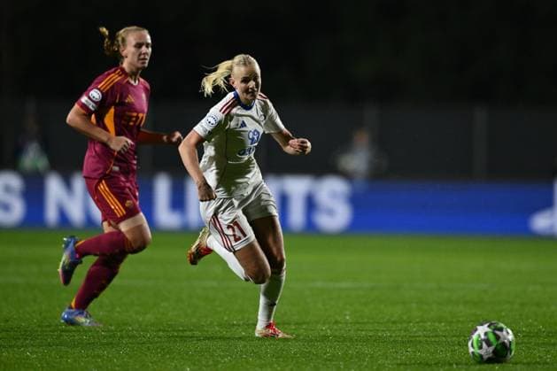 Annalena Rieke of A.S. Roma Femminile and Karina Saevik of Valerenga Fotball Damer are in action during the Women s Champions League Matchday 3 between A.S. Roma and Valerenga Fotball Damer at the Tre Fontane Stadium on November 11, 2025 in Rome, Italy.  Copyright: xDomenicoxCippitelli IPAxSportx xipa-agency.netx xx IPA_67835623 IPA_Agency_IPA67835623