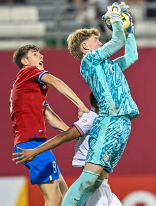 Czechia v USA : Group I - FIFA U-17 World Cup Qatar 2025 Aidan Stoke of the United States and V’t Skrkon Of Czechia in action during the FIFA U-17 World Cup Qatar 2025 Group I match between Czechia v USA in Doha, Qatar, on November 11, 2025. DOHA Qatar Copyright: xNOUSHADxTHEKKAYILx
