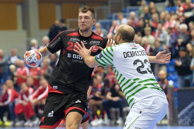 Uladsislau Kulesch MT Melsungen 20 on the ball , David Debreczeni FTC Green Collect 23 , GER, MT Melsungen Ferencvarosi Torna Club Green Collect Budapest HUN l, Handball, EHF European League Maenner, Group Matches, Saison 2025 2026, 11 11 2025, GER, MT Melsungen FTC Green Collect, Handball, EHF Maenner, Group Matches, Saison 2025 2026, 11 11 2025 Kassel Copyright: xEibner-Pressefotox xRolandxSippex EP_RSL