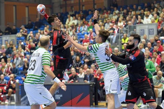 Nikolaj Enderleit MT Melsungen 4 on the ball , David Debreczeni FTC Green Collect 23 L , Miklos Karai FTC Green Collect 34 , Ruben Marchan MT Melsungen 2 R , GER, MT Melsungen Ferencvarosi Torna Club Green Collect Budapest HUN l, Handball, EHF European League Maenner, Group Matches, Season 2025 2026, 11 11 2025, GER, MT Melsungen FTC Green Collect, Handball, EHF Maenner, Group Matches, Season 2025 2026, 11 11 2025 Kassel Copyright: xEibner-Pressefotox xRolandxSippex EP_RSL