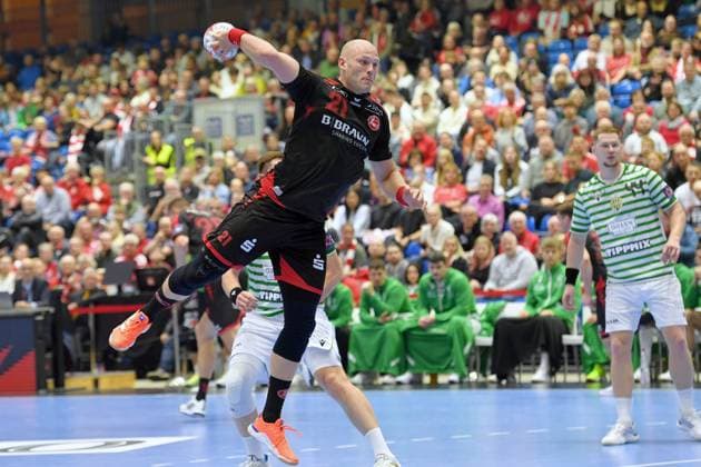Arnar Freyr Arnarsson MT Melsungen 21 on throw Viktor Prainer FTC Green Collect 44 R , GER, MT Melsungen Ferencvarosi Torna Club Green Collect Budapest HUN l, Handball, EHF European League Maenner, Group Matches, Season 2025 2026, 11 11 2025, GER, MT Melsungen FTC Green Collect, Handball, EHF Maenner, Group Matches, Season 2025 2026, 11 11 2025 Kassel Copyright: xEibner-Pressefotox xRolandxSippex EP_RSL