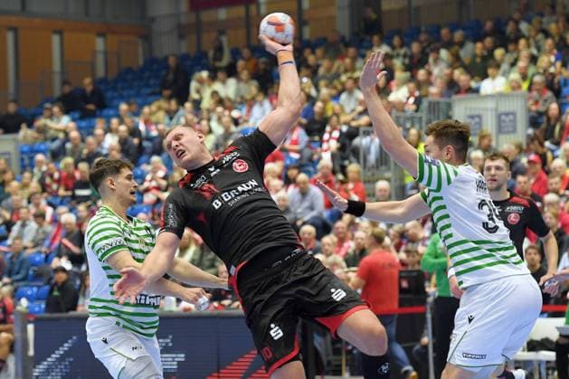Dainis Kristopans (MT Melsungen 10) (am Ball), Daniel Fuezi (FTC-Green Collect 9) (L), Miklos Karai (FTC-Green Collect 34) (R) , GER, MT Melsungen - Ferencvarosi Torna Club Green Collect Budapest (HUN)l, Handball, EHF European League Maenner, Group Matches, Saison 2025 2026, 11.11.2025, GER, MT Melsungen - FTC-Green Collect, Handball, EHF Maenner, Group Matches, Saison 2025 2026, 11.11.2025 Kassel *** Dainis Kristopans MT Melsungen 10 on the ball , Daniel Fuezi FTC Green Collect 9 L , Miklos Karai FTC Green Collect 34 R , GER, MT Melsungen Ferencvarosi Torna Club Green Collect Budapest HUN l, Handball, EHF European League Maenner, Group Matches, Season 2025 2026, 11 11 2025, GER, MT Melsungen FTC Green Collect, Handball, EHF Maenner, Group Matches, Season 2025 2026, 11 11 2025 Kassel Copyright: xEibner-Pressefotox xRolandxSippex EP_RSL