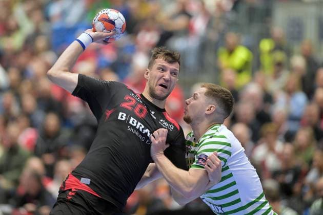 Uladsislau Kulesch MT Melsungen 20 on the ball , Viktor Prainer FTC Green Collect 44 R , GER, MT Melsungen Ferencvarosi Torna Club Green Collect Budapest HUN l, Handball, EHF European League Maenner, Group Matches, Season 2025 2026, 11 11 2025, GER, MT Melsungen FTC Green Collect, Handball, EHF Maenner, Group Matches, Season 2025 2026, 11 11 2025 Kassel Copyright: xEibner-Pressefotox xRolandxSippex EP_RSL