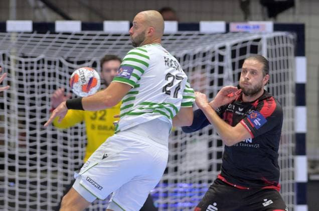 Olle Forsell Schefvert MT Melsungen 25 R , Gabor Ancsin FTC Green Collect 27 on the ball , GER, MT Melsungen Ferencvarosi Torna Club Green Collect Budapest HUN l, Handball, EHF European League Maenner, Group Matches, Season 2025 2026, 11 11 2025, GER, MT Melsungen FTC Green Collect, Handball, EHF Maenner, Group Matches, Season 2025 2026, 11 11 2025 Kassel Copyright: xEibner-Pressefotox xRolandxSippex EP_RSL