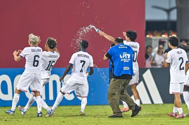 Czechia v USA : Group I - FIFA U-17 World Cup Qatar 2025 Players of the United States celebrate after the team s victory during the first stage the FIFA U-17 World Cup Qatar 2025 Group I match between Czechia v USA in Doha, Qatar, on November 11, 2025. DOHA Qatar Copyright: xNOUSHADxTHEKKAYILx