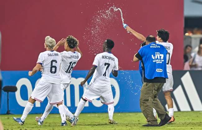 Czechia v USA : Group I - FIFA U-17 World Cup Qatar 2025 Players of the United States celebrate after the team s victory during the first stage the FIFA U-17 World Cup Qatar 2025 Group I match between Czechia v USA in Doha, Qatar, on November 11, 2025. DOHA Qatar Copyright: xNOUSHADxTHEKKAYILx