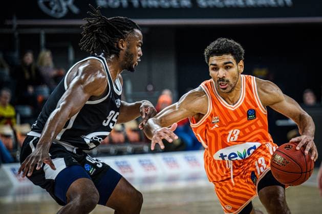Adam Mokoka (Cosea JL Bourg-en-Bresse) und Mark Smith (ratiopharm ulm) im Zweikampf waehrend des EuroCup spiels zwischen ratiopharm ulm v Cosea JL Bourg-en-Bresse in der ratiopharm Arena am 11. November 2025 in Neu-Ulm, Deutschland. (Foto von Harry Langer DeFodi Images) +++ Adam Mokoka (Cosea JL Bourg-en-Bresse) und Mark Smith (ratiopharm ulm) battle for the ball during the EuroCup match between ratiopharm ulm v Cosea JL Bourg-en-Bresse at ratiopharm Arena on November 11, 2025 in Neu-Ulm, Germany. (Photo by Harry Langer DeFodi Images) (Photo by Harry Langer DeFodi Images) Adam Mokoka Cosea JL Bourg en Bresse and Mark Smith ratiopharm ulm battle for the ball during the EuroCup match between ratiopharm ulm v Cosea JL Bourg en Bresse at ratiopharm Arena on November 11, 2025 in Neu Ulm, Germany, Germany Photo by Harry Langer DeFodi Images Adam Mokoka Cosea JL Bourg en Bresse and Mark Smith ratiopharm ulm battle for the ball during the EuroCup match between ratiopharm ulm v Cosea JL Bourg en Bresse at ratiopharm Arena on November 11, 2025 in Neu Ulm, Germany Photo by Harry Langer DeFodi Images Photo by Harry Langer DeFodi Images