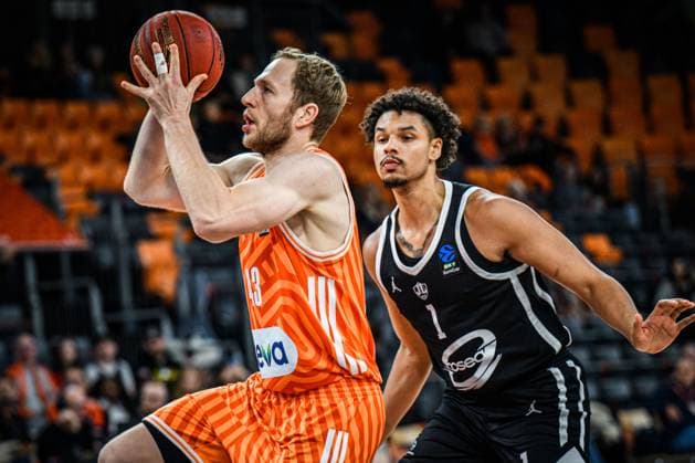 Christian Sengfelder (ratiopharm ulm) und Vincent Mitchell (Cosea JL Bourg-en-Bresse) im Zweikampf waehrend des EuroCup spiels zwischen ratiopharm ulm v Cosea JL Bourg-en-Bresse in der ratiopharm Arena am 11. November 2025 in Neu-Ulm, Deutschland. (Foto von Harry Langer DeFodi Images) +++ Christian Sengfelder (ratiopharm ulm) und Vincent Mitchell (Cosea JL Bourg-en-Bresse) battle for the ball during the EuroCup match between ratiopharm ulm v Cosea JL Bourg-en-Bresse at ratiopharm Arena on November 11, 2025 in Neu-Ulm, Germany. (Photo by Harry Langer DeFodi Images) (Photo by Harry Langer DeFodi Images) Christian Sengfelder ratiopharm ulm and Vincent Mitchell Cosea JL Bourg en Bresse battle for the ball during the EuroCup match between ratiopharm ulm v Cosea JL Bourg en Bresse at ratiopharm Arena on November 11, 2025 in Neu Ulm, Germany, Germany Photo by Harry Langer DeFodi Images Christian Sengfelder ratiopharm ulm and Vincent Mitchell Cosea JL Bourg en Bresse battle for the ball during the EuroCup match between ratiopharm ulm v Cosea JL Bourg en Bresse at ratiopharm Arena on November 11, 2025 in Neu Ulm, Germany Photo by Harry Langer DeFodi Images Photo by Harry Langer DeFodi Images
