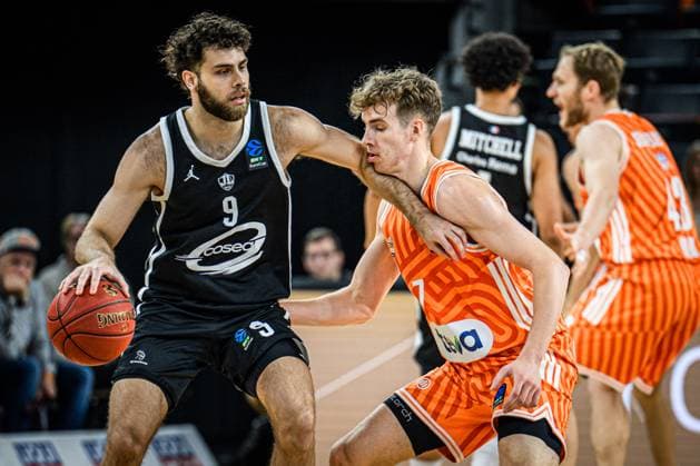 Will McDowell-White (Cosea JL Bourg-en-Bresse) und Tobias Jensen (ratiopharm ulm) im Zweikampf waehrend des EuroCup spiels zwischen ratiopharm ulm v Cosea JL Bourg-en-Bresse in der ratiopharm Arena am 11. November 2025 in Neu-Ulm, Deutschland. (Foto von Harry Langer DeFodi Images) +++ Will McDowell-White (Cosea JL Bourg-en-Bresse) und Tobias Jensen (ratiopharm ulm) battle for the ball during the EuroCup match between ratiopharm ulm v Cosea JL Bourg-en-Bresse at ratiopharm Arena on November 11, 2025 in Neu-Ulm, Germany. (Photo by Harry Langer DeFodi Images) (Photo by Harry Langer DeFodi Images) Will McDowell White Cosea JL Bourg en Bresse and Tobias Jensen ratiopharm ulm battle for the ball during the EuroCup match between ratiopharm ulm v Cosea JL Bourg en Bresse at ratiopharm Arena on November 11, 2025 in Neu Ulm, Germany, Germany Photo by Harry Langer DeFodi Images Will McDowell White Cosea JL Bourg en Bresse and Tobias Jensen ratiopharm ulm battle for the ball during the EuroCup match between ratiopharm ulm v Cosea JL Bourg en Bresse at ratiopharm Arena on November 11, 2025 in Neu Ulm, Germany Photo by Harry Langer DeFodi Images Photo by Harry Langer DeFodi Images
