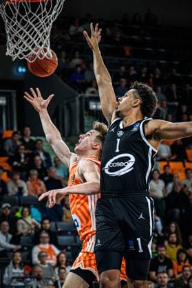 Tobias Jensen (ratiopharm ulm) undVincent Mitchell (Cosea JL Bourg-en-Bresse) im Zweikampf waehrend des EuroCup spiels zwischen ratiopharm ulm v Cosea JL Bourg-en-Bresse in der ratiopharm Arena am 11. November 2025 in Neu-Ulm, Deutschland. (Foto von Harry Langer DeFodi Images) +++ Tobias Jensen (ratiopharm ulm) undVincent Mitchell (Cosea JL Bourg-en-Bresse) battle for the ball during the EuroCup match between ratiopharm ulm v Cosea JL Bourg-en-Bresse at ratiopharm Arena on November 11, 2025 in Neu-Ulm, Germany. (Photo by Harry Langer DeFodi Images) (Photo by Harry Langer DeFodi Images) Tobias Jensen ratiopharm ulm andVincent Mitchell Cosea JL Bourg en Bresse battle for the ball during the EuroCup match between ratiopharm ulm v Cosea JL Bourg en Bresse at ratiopharm Arena on November 11, 2025 in Neu Ulm, Germany, Germany Photo by Harry Langer DeFodi Images Tobias Jensen ratiopharm ulm undVincent Mitchell Cosea JL Bourg en Bresse battle for the ball during the EuroCup match between ratiopharm ulm v Cosea JL Bourg en Bresse at ratiopharm Arena on November 11, 2025 in Neu Ulm, Germany Photo by Harry Langer DeFodi Images Photo by Harry Langer DeFodi Images