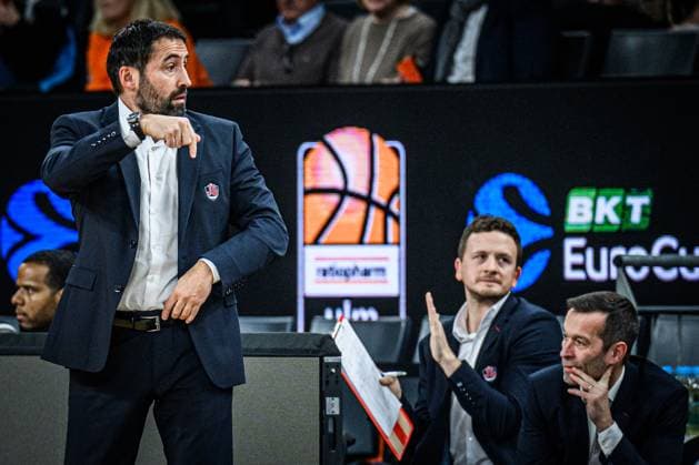 Frederic Fauthoux (Cosea JL Bourg-en-Bresse) gestikuliert, gestik waehrend des EuroCup spiels zwischen ratiopharm ulm v Cosea JL Bourg-en-Bresse in der ratiopharm Arena am 11. November 2025 in Neu-Ulm, Deutschland. (Foto von Harry Langer DeFodi Images) +++ Frederic Fauthoux (Cosea JL Bourg-en-Bresse) gestures during the EuroCup match between ratiopharm ulm v Cosea JL Bourg-en-Bresse at ratiopharm Arena on November 11, 2025 in Neu-Ulm, Germany. (Photo by Harry Langer DeFodi Images) (Photo by Harry Langer DeFodi Images) Frederic Fauthoux Cosea JL Bourg en Bresse gestures during the EuroCup match between ratiopharm ulm v Cosea JL Bourg en Bresse at ratiopharm Arena on November 11, 2025 in Neu Ulm, Germany, Germany Photo by Harry Langer DeFodi Images Frederic Fauthoux Cosea JL Bourg en Bresse gestures during the EuroCup match between ratiopharm ulm v Cosea JL Bourg en Bresse at ratiopharm Arena on November 11, 2025 in Neu Ulm, Germany Photo by Harry Langer DeFodi Images Photo by Harry Langer DeFodi Images
