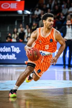 Mark Smith (ratiopharm ulm) in Aktion, am Ball, Einzelaktion waehrend des EuroCup spiels zwischen ratiopharm ulm v Cosea JL Bourg-en-Bresse in der ratiopharm Arena am 11. November 2025 in Neu-Ulm, Deutschland. (Foto von Harry Langer DeFodi Images) +++ Mark Smith (ratiopharm ulm) controls the Ball during the EuroCup match between ratiopharm ulm v Cosea JL Bourg-en-Bresse at ratiopharm Arena on November 11, 2025 in Neu-Ulm, Germany. (Photo by Harry Langer DeFodi Images) (Photo by Harry Langer DeFodi Images) Mark Smith ratiopharm ulm in action, on the ball, individual action during the EuroCup match between ratiopharm ulm v Cosea JL Bourg en Bresse at ratiopharm Arena on November 11, 2025 in Neu Ulm, Germany Photo by Harry Langer DeFodi Images Mark Smith ratiopharm ulm controls the Ball during the EuroCup match between ratiopharm ulm v Cosea JL Bourg en Bresse at ratiopharm Arena on November 11, 2025 in Neu Ulm, Germany Photo by Harry Langer DeFodi Images Photo by Harry Langer DeFodi Images