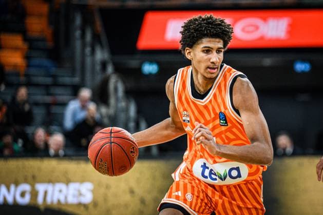 Meissa Faye (ratiopharm ulm) in Aktion, am Ball, Einzelaktion waehrend des EuroCup spiels zwischen ratiopharm ulm v Cosea JL Bourg-en-Bresse in der ratiopharm Arena am 11. November 2025 in Neu-Ulm, Deutschland. (Foto von Harry Langer DeFodi Images) +++ Meissa Faye (ratiopharm ulm) controls the Ball during the EuroCup match between ratiopharm ulm v Cosea JL Bourg-en-Bresse at ratiopharm Arena on November 11, 2025 in Neu-Ulm, Germany. (Photo by Harry Langer DeFodi Images) (Photo by Harry Langer DeFodi Images) Meissa Faye ratiopharm ulm in action, on the ball, individual action during the EuroCup match between ratiopharm ulm v Cosea JL Bourg en Bresse at the ratiopharm Arena on November 11, 2025 in Neu Ulm, Germany, Germany Photo by Harry Langer DeFodi Images Meissa Faye ratiopharm ulm controls the Ball during the EuroCup match between ratiopharm ulm v Cosea JL Bourg en Bresse at ratiopharm Arena on November 11, 2025 in Neu Ulm, Germany Photo by Harry Langer DeFodi Images Photo by Harry Langer DeFodi Images