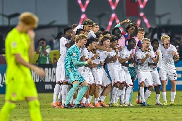 Czechia v USA : Group I - FIFA U-17 World Cup Qatar 2025 Players of the United States celebrate after the team s victory during the first stage the FIFA U-17 World Cup Qatar 2025 Group I match between Czechia v USA in Doha, Qatar, on November 11, 2025. DOHA Qatar Copyright: xNOUSHADxTHEKKAYILx