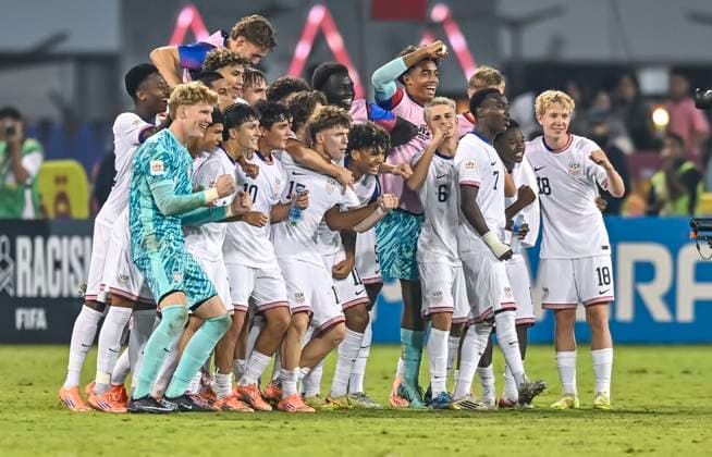Czechia v USA : Group I - FIFA U-17 World Cup Qatar 2025 Players of the United States celebrate after the team s victory during the first stage the FIFA U-17 World Cup Qatar 2025 Group I match between Czechia v USA in Doha, Qatar, on November 11, 2025. DOHA Qatar Copyright: xNOUSHADxTHEKKAYILx