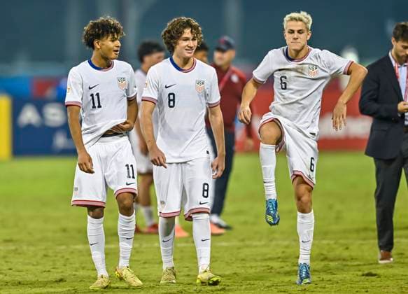 Czechia v USA : Group I - FIFA U-17 World Cup Qatar 2025 Players of the United States celebrate after the team s victory during the first stage the FIFA U-17 World Cup Qatar 2025 Group I match between Czechia v USA in Doha, Qatar, on November 11, 2025. DOHA Qatar Copyright: xNOUSHADxTHEKKAYILx