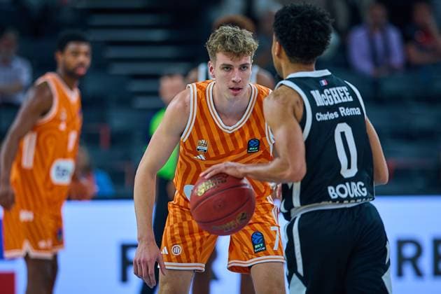 Defense by Tobias Jensen ratiopharm ulm, 07 vs Darius McGhee Cosea JL Bourg en Bresse, 00 GER, ratiopharm ulm vs Cosea JL Bourg en Bresse, Basketball, Matchday 7, BKT EuroCup, Season 2025 2026, 11 11 2025 GER, ratiopharm ulm vs Cosea JL Bourg en Bresse, Basketball, Matchday 7, BKT EuroCup, Season 2025 2026, 11 11 2025 Neu Ulm Copyright: xEibner-Pressefoto GeraldxOelze-dexStoppanyx EP_ODS