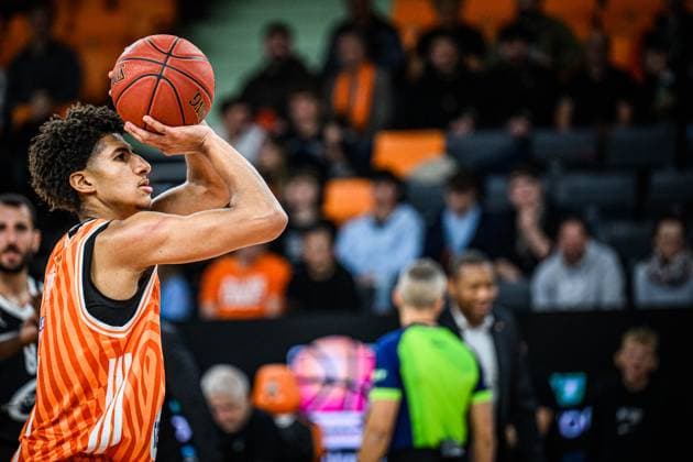 Meissa Faye (ratiopharm ulm) in Aktion, am Ball, Einzelaktion waehrend des EuroCup spiels zwischen ratiopharm ulm v Cosea JL Bourg-en-Bresse in der ratiopharm Arena am 11. November 2025 in Neu-Ulm, Deutschland. (Foto von Harry Langer DeFodi Images) +++ Meissa Faye (ratiopharm ulm) controls the Ball during the EuroCup match between ratiopharm ulm v Cosea JL Bourg-en-Bresse at ratiopharm Arena on November 11, 2025 in Neu-Ulm, Germany. (Photo by Harry Langer DeFodi Images) (Photo by Harry Langer DeFodi Images) Meissa Faye ratiopharm ulm in action, on the ball, individual action during the EuroCup match between ratiopharm ulm v Cosea JL Bourg en Bresse at the ratiopharm Arena on November 11, 2025 in Neu Ulm, Germany, Germany Photo by Harry Langer DeFodi Images Meissa Faye ratiopharm ulm controls the Ball during the EuroCup match between ratiopharm ulm v Cosea JL Bourg en Bresse at ratiopharm Arena on November 11, 2025 in Neu Ulm, Germany Photo by Harry Langer DeFodi Images Photo by Harry Langer DeFodi Images