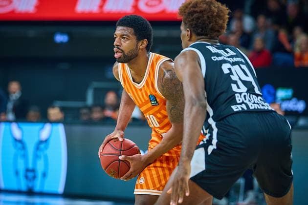 Malik Osborne ratiopharm ulm, 10 in build-up against Kevin Kokila Cosea JL Bourg en Bresse, 34 GER, ratiopharm ulm vs Cosea JL Bourg en Bresse, Basketball, Matchday 7, BKT EuroCup, Season 2025 2026, 11 11 2025 GER, ratiopharm ulm vs Cosea JL Bourg en Bresse, Basketball, Matchday 7, BKT EuroCup, Season 2025 2026, 11 11 2025 Neu Ulm Copyright: xEibner-Pressefoto GeraldxOelze-dexStoppanyx EP_ODS