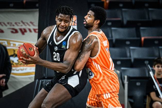 Yvann Mbaya (Cosea JL Bourg-en-Bresse) und Malik Osborne (ratiopharm ulm) im Zweikampf waehrend des EuroCup spiels zwischen ratiopharm ulm v Cosea JL Bourg-en-Bresse in der ratiopharm Arena am 11. November 2025 in Neu-Ulm, Deutschland. (Foto von Harry Langer DeFodi Images) +++ Yvann Mbaya (Cosea JL Bourg-en-Bresse) und Malik Osborne (ratiopharm ulm) battle for the ball during the EuroCup match between ratiopharm ulm v Cosea JL Bourg-en-Bresse at ratiopharm Arena on November 11, 2025 in Neu-Ulm, Germany. (Photo by Harry Langer DeFodi Images) (Photo by Harry Langer DeFodi Images) Yvann Mbaya Cosea JL Bourg en Bresse and Malik Osborne ratiopharm ulm battle for the ball during the EuroCup match between ratiopharm ulm v Cosea JL Bourg en Bresse at ratiopharm Arena on November 11, 2025 in Neu Ulm, Germany, Germany Photo by Harry Langer DeFodi Images Yvann Mbaya Cosea JL Bourg en Bresse and Malik Osborne ratiopharm ulm battle for the ball during the EuroCup match between ratiopharm ulm v Cosea JL Bourg en Bresse at ratiopharm Arena on November 11, 2025 in Neu Ulm, Germany Photo by Harry Langer DeFodi Images Photo by Harry Langer DeFodi Images