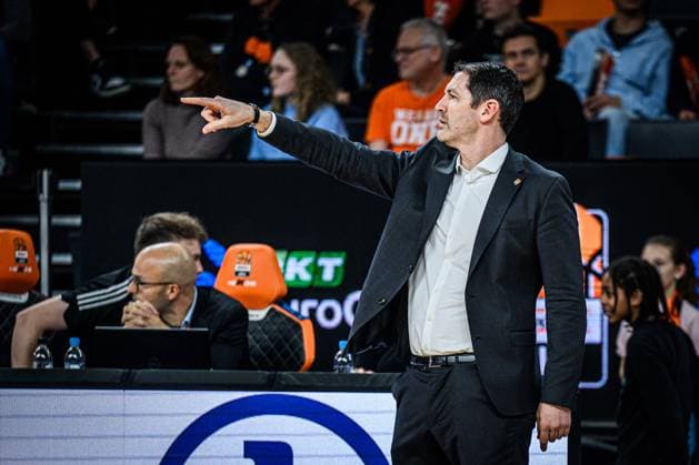 Head Coach Ty Harrelson (ratiopharm ulm) gestikuliert, gestik waehrend des EuroCup spiels zwischen ratiopharm ulm v Cosea JL Bourg-en-Bresse in der ratiopharm Arena am 11. November 2025 in Neu-Ulm, Deutschland. (Foto von Harry Langer DeFodi Images) +++ Head Coach Ty Harrelson (ratiopharm ulm) gestures during the EuroCup match between ratiopharm ulm v Cosea JL Bourg-en-Bresse at ratiopharm Arena on November 11, 2025 in Neu-Ulm, Germany. (Photo by Harry Langer DeFodi Images) (Photo by Harry Langer DeFodi Images) Head Coach Ty Harrelson ratiopharm ulm gestures during the EuroCup match between ratiopharm ulm v Cosea JL Bourg en Bresse at the ratiopharm Arena on November 11, 2025 in Neu Ulm, Germany, Germany Photo by Harry Langer DeFodi Images Head Coach Ty Harrelson ratiopharm ulm gestures during the EuroCup match between ratiopharm ulm v Cosea JL Bourg en Bresse at ratiopharm Arena on November 11, 2025 in Neu Ulm, Germany Photo by Harry Langer DeFodi Images Photo by Harry Langer DeFodi Images