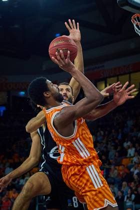 Malik Osborne ratiopharm ulm, 10 in duel with Antony Labanca Cosea JL Bourg en Bresse, 08 under the basket GER, ratiopharm ulm vs Cosea JL Bourg en Bresse, Basketball, Matchday 7, BKT EuroCup, 2025 2026 season, 11 11 2025 GER, ratiopharm ulm vs Cosea JL Bourg en Bresse, Basketball, Matchday 7, BKT EuroCup, 2025 2026 season, 11 11 2025 Neu Ulm Copyright: xEibner-Pressefoto GeraldxOelze-dexStoppanyx EP_ODS