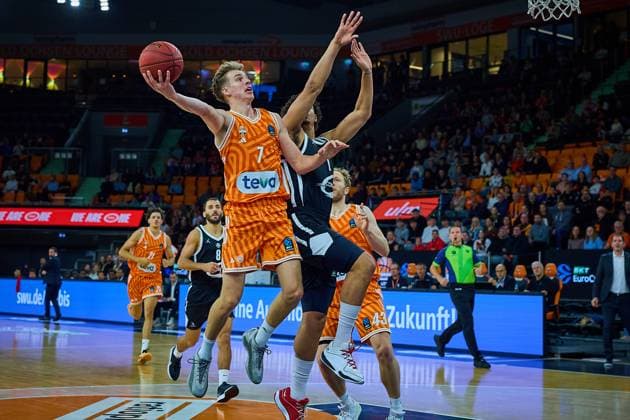 Tobias Jensen ratiopharm ulm, 07 with ball on the way to the basket GER, ratiopharm ulm vs Cosea JL Bourg en Bresse, Basketball, Matchday 7, BKT EuroCup, Season 2025 2026, 11 11 2025 GER, ratiopharm ulm vs Cosea JL Bourg en Bresse, Basketball, Matchday 7, BKT EuroCup, Season 2025 2026, 11 11 2025 Neu Ulm Copyright: xEibner-Pressefoto GeraldxOelze-dexStoppanyx EP_ODS