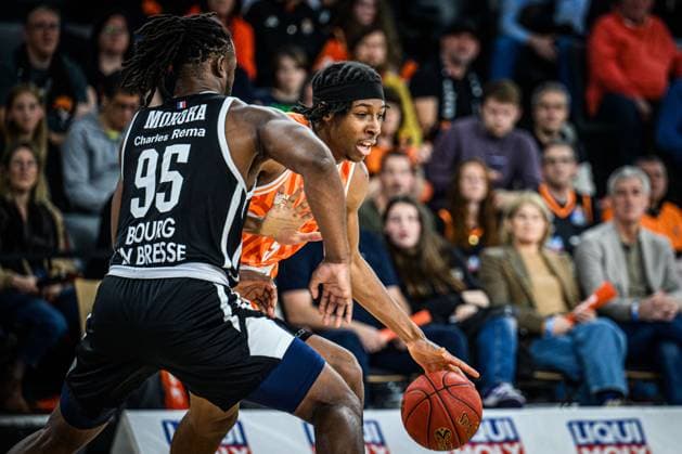Adam Mokoka (Cosea JL Bourg-en-Bresse) und Mohamed Diakite (ratiopharm ulm) im Zweikampf waehrend des EuroCup spiels zwischen ratiopharm ulm v Cosea JL Bourg-en-Bresse in der ratiopharm Arena am 11. November 2025 in Neu-Ulm, Deutschland. (Foto von Harry Langer DeFodi Images) +++ Adam Mokoka (Cosea JL Bourg-en-Bresse) und Mohamed Diakite (ratiopharm ulm) battle for the ball during the EuroCup match between ratiopharm ulm v Cosea JL Bourg-en-Bresse at ratiopharm Arena on November 11, 2025 in Neu-Ulm, Germany. (Photo by Harry Langer DeFodi Images) (Photo by Harry Langer DeFodi Images) Adam Mokoka Cosea JL Bourg en Bresse and Mohamed Diakite ratiopharm ulm battle for the ball during the EuroCup match between ratiopharm ulm v Cosea JL Bourg en Bresse at ratiopharm Arena on November 11, 2025 in Neu Ulm, Germany, Germany Photo by Harry Langer DeFodi Images Adam Mokoka Cosea JL Bourg en Bresse and Mohamed Diakite ratiopharm ulm battle for the ball during the EuroCup match between ratiopharm ulm v Cosea JL Bourg en Bresse at ratiopharm Arena on November 11, 2025 in Neu Ulm, Germany Photo by Harry Langer DeFodi Images Photo by Harry Langer DeFodi Images