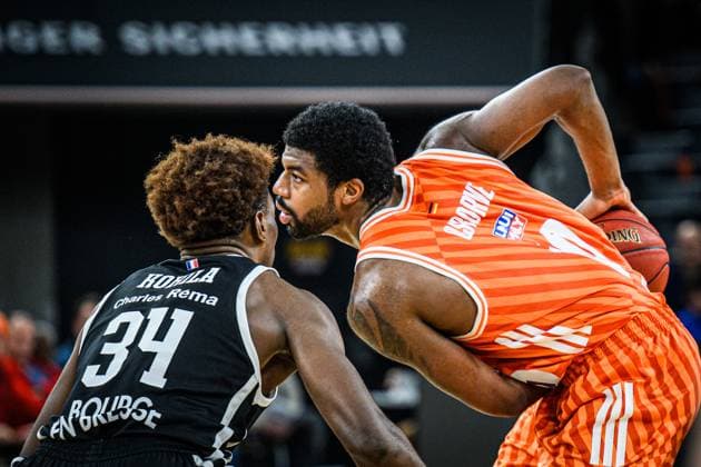Kevin Kokila (Cosea JL Bourg-en-Bresse) undMalik Osborne (ratiopharm ulm) im Zweikampf waehrend des EuroCup spiels zwischen ratiopharm ulm v Cosea JL Bourg-en-Bresse in der ratiopharm Arena am 11. November 2025 in Neu-Ulm, Deutschland. (Foto von Harry Langer DeFodi Images) +++ Kevin Kokila (Cosea JL Bourg-en-Bresse) undMalik Osborne (ratiopharm ulm) battle for the ball during the EuroCup match between ratiopharm ulm v Cosea JL Bourg-en-Bresse at ratiopharm Arena on November 11, 2025 in Neu-Ulm, Germany. (Photo by Harry Langer DeFodi Images) (Photo by Harry Langer DeFodi Images) Kevin Kokila Cosea JL Bourg en Bresse andMalik Osborne ratiopharm ulm battle for the ball during the EuroCup match between ratiopharm ulm v Cosea JL Bourg en Bresse at ratiopharm Arena on November 11, 2025 in Neu Ulm, Germany, Germany Photo by Harry Langer DeFodi Images Kevin Kokila Cosea JL Bourg en Bresse undMalik Osborne ratiopharm ulm battle for the ball during the EuroCup match between ratiopharm ulm v Cosea JL Bourg en Bresse at ratiopharm Arena on November 11, 2025 in Neu Ulm, Germany Photo by Harry Langer DeFodi Images Photo by Harry Langer DeFodi Images