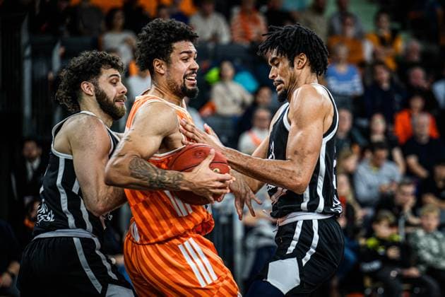 Will McDowell-White (Cosea JL Bourg-en-Bresse), Len Schoormann (ratiopharm ulm) und Ricardo Lindo (Cosea JL Bourg-en-Bresse) im Zweikampf waehrend des EuroCup spiels zwischen ratiopharm ulm v Cosea JL Bourg-en-Bresse in der ratiopharm Arena am 11. November 2025 in Neu-Ulm, Deutschland. (Foto von Harry Langer DeFodi Images) +++ Will McDowell-White (Cosea JL Bourg-en-Bresse), Len Schoormann (ratiopharm ulm) und Ricardo Lindo (Cosea JL Bourg-en-Bresse) battle for the ball during the EuroCup match between ratiopharm ulm v Cosea JL Bourg-en-Bresse at ratiopharm Arena on November 11, 2025 in Neu-Ulm, Germany. (Photo by Harry Langer DeFodi Images) (Photo by Harry Langer DeFodi Images) Will McDowell White Cosea JL Bourg en Bresse , Len Schoormann ratiopharm ulm and Ricardo Lindo Cosea JL Bourg en Bresse in a duel during the EuroCup match between ratiopharm ulm v Cosea JL Bourg en Bresse at ratiopharm Arena on November 11, 2025 in Neu Ulm, Germany Photo by Harry Langer DeFodi Images Will McDowell White Cosea JL Bourg en Bresse , Len Schoormann ratiopharm ulm and Ricardo Lindo Cosea JL Bourg en Bresse battle for the ball during the EuroCup match between ratiopharm ulm v Cosea JL Bourg en Bresse at ratiopharm Arena on November 11, 2025 in Neu Ulm, Germany Photo by Harry Langer DeFodi Images Photo by Harry Langer DeFodi Images
