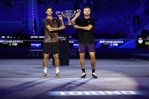 Cash Glasspool Lloyd Glasspool of Great Britain (R) and Julian Cash of Great Britain (L) pose with the year-end ATP, Tennis Herren doubles No. 1 trophy during Day three of the Nitto ATP World Tour Finals. Turin Inalpi Arena Italy Copyright: xMarcoxCanonierox