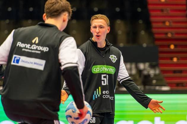 Daniel Weber TSV Hannover Burgdorf, Nr 58 L R , TSV Hannover Burgdorf orange against IK Sävehof black 3 Matchday of Group Matches EHF European League 2025 2026 11 11 2025, Swiss Life Hall Hannover, GER , Copyright: xJanxGuentherx xTSVxHannover-Burgdorfx