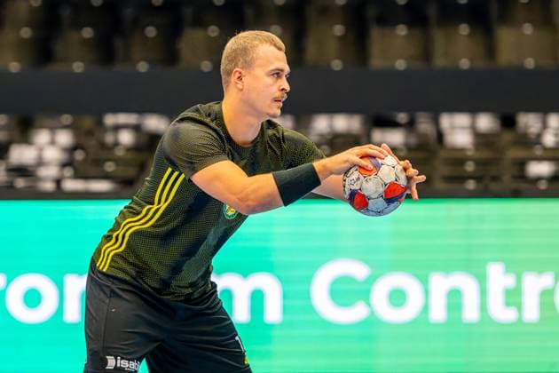 Sebastian Spante IK Sävehof, Nr 17 L R , TSV Hannover Burgdorf orange against IK Sävehof black 3 Matchday of Group Matches EHF European League 2025 2026 11 11 2025, Swiss Life Hall Hannover, GER , Copyright: xJanxGuentherx xTSVxHannover-Burgdorfx