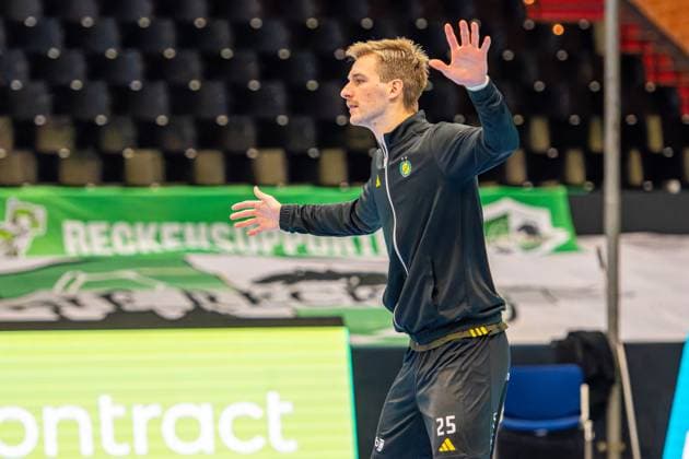 Malte Celander IK Sävehof, Nr 25 L R , TSV Hannover Burgdorf orange against IK Sävehof black 3 Matchday of Group Matches EHF European League 2025 2026 11 11 2025, Swiss Life Hall Hannover, GER , Copyright: xJanxGuentherx xTSVxHannover-Burgdorfx