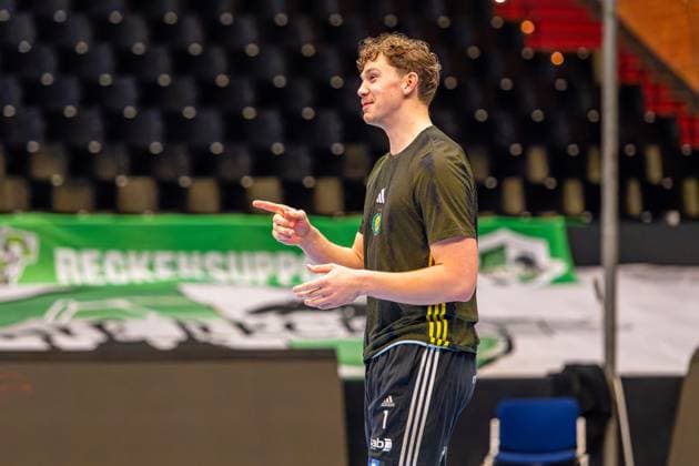 Oscar Sävinger IK Sävehof, Nr 1 L R , TSV Hannover Burgdorf orange against IK Sävehof black 3 Matchday of Group Matches EHF European League 2025 2026 11 11 2025, Swiss Life Hall Hannover, GER , Copyright: xJanxGuentherx xTSVxHannover-Burgdorfx