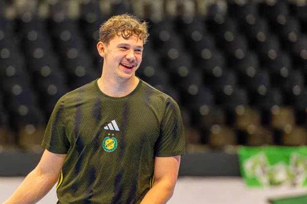 Oscar Sävinger IK Sävehof, Nr 1 L R , TSV Hannover Burgdorf orange against IK Sävehof black 3 Matchday of Group Matches EHF European League 2025 2026 11 11 2025, Swiss Life Hall Hannover, GER , Copyright: xJanxGuentherx xTSVxHannover-Burgdorfx