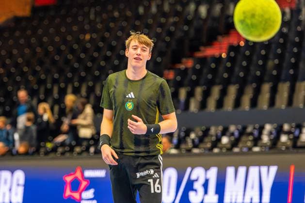Arvid NorÃ n IK Sävehof, Nr 16 L R , TSV Hannover Burgdorf orange against IK Sävehof black 3 Matchday of Group Matches EHF European League 2025 2026 11 11 2025, Swiss Life Hall Hannover, GER , Copyright: xJanxGuentherx xTSVxHannover-Burgdorfx
