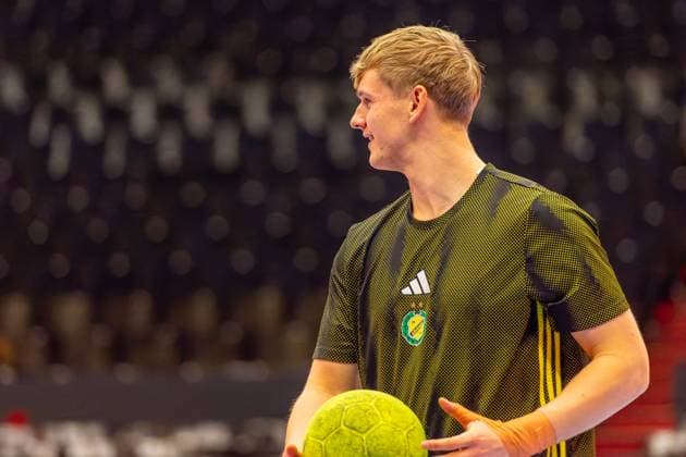 Ãsak Vedelsbol IK Sävehof, Nr 47 L R , TSV Hannover Burgdorf orange against IK Sävehof black 3 Matchday of Group Matches EHF European League 2025 2026 11 11 2025, Swiss Life Hall Hannover, GER , Copyright: xJanxGuentherx xTSVxHannover-Burgdorfx