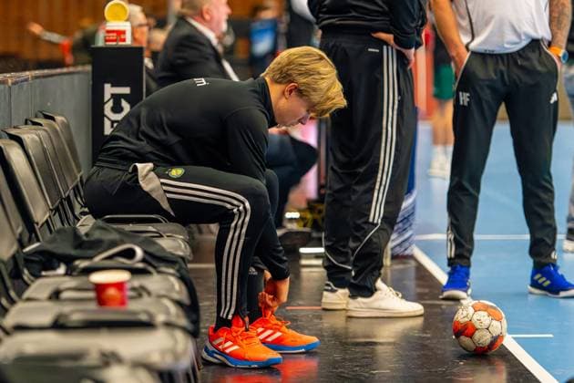 Leon HalÃ n IK Sävehof, Nr 4 L R , TSV Hannover Burgdorf orange against IK Sävehof black 3 Matchday of Group Matches EHF European League 2025 2026 11 11 2025, Swiss Life Hall Hannover, GER , Copyright: xJanxGuentherx xTSVxHannover-Burgdorfx