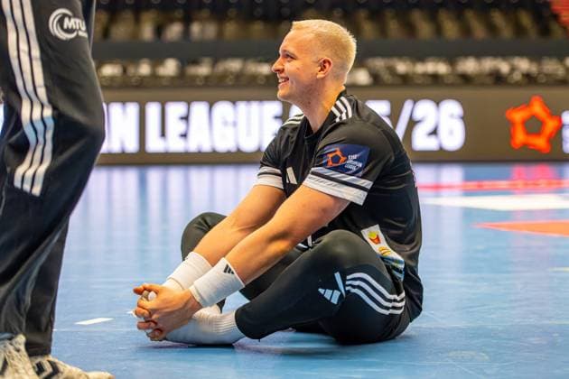 Justus Fischer TSV Hannover Burgdorf, Nr 54 L R , TSV Hannover Burgdorf orange against IK Sävehof black 3 Matchday of Group Matches EHF European League 2025 2026 11 11 2025, Swiss Life Hall Hannover, GER , Copyright: xJanxGuentherx xTSVxHannover-Burgdorfx