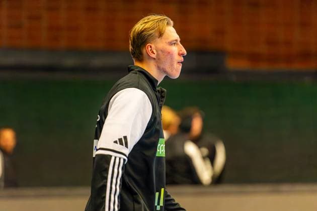 Daniel Weber TSV Hannover Burgdorf, Nr 58 L R , TSV Hannover Burgdorf orange against IK Sävehof black 3 Matchday of Group Matches EHF European League 2025 2026 11 11 2025, Swiss Life Hall Hannover, GER , Copyright: xJanxGuentherx xTSVxHannover-Burgdorfx