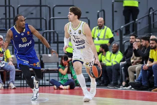 Tarik Biberovic Fenerbahce Beko Istanbul, 13 with ball with OShae J Brissett Maccabi Rapyd Tel Aviv, 10 , GER, Fenerbahce Beko Istanbul vs Maccabi Rapyd Tel Aviv, Basketball, Euroleague, Matchday 10, 2025 2026 season, 11 11 2025, GER, Fenerbahce Beko Istanbul vs Maccabi Rapyd Tel Aviv, Basketball, Euroleague, Matchday 10, 2025 2026 season, 11 11 2025 Munich Copyright: xEibner-Pressefoto JennixMaulx EP_JML