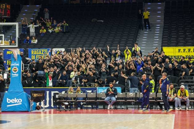 Fanblock of Fenerbahce, GER, Fenerbahce Beko Istanbul vs Maccabi Rapyd Tel Aviv, Basketball, Euroleague, Matchday 10, Season 2025 2026, 11 11 2025, GER, Fenerbahce Beko Istanbul vs Maccabi Rapyd Tel Aviv, Basketball, Euroleague, Matchday 10, Season 2025 2026, 11 11 2025 Muenchen Copyright: xEibner-Pressefoto JennixMaulx EP_JML