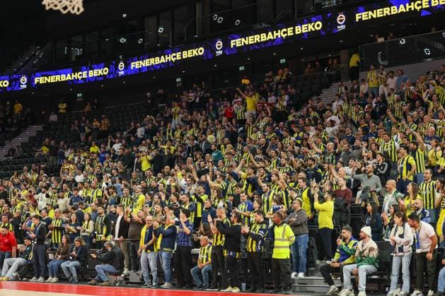 Fanblock of Fenerbahce, GER, Fenerbahce Beko Istanbul vs Maccabi Rapyd Tel Aviv, Basketball, Euroleague, Matchday 10, Season 2025 2026, 11 11 2025, GER, Fenerbahce Beko Istanbul vs Maccabi Rapyd Tel Aviv, Basketball, Euroleague, Matchday 10, Season 2025 2026, 11 11 2025 Muenchen Copyright: xEibner-Pressefoto JennixMaulx EP_JML