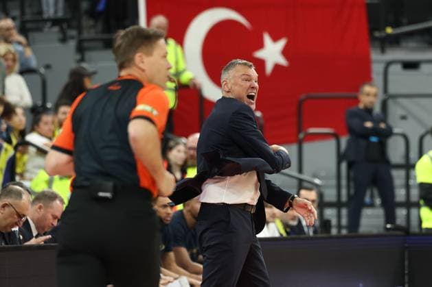 Saras Jasikevicius Fenerbahce Beko Istanbul, Head Coach gestures, GER, Fenerbahce Beko Istanbul vs Maccabi Rapyd Tel Aviv, Basketball, Euroleague, Matchday 10, Season 2025 2026, 11 11 2025, GER, Fenerbahce Beko Istanbul vs Maccabi Rapyd Tel Aviv, Basketball, Euroleague, Matchday 10, Season 2025 2026, 11 11 2025 Muenchen Copyright: xEibner-Pressefoto JennixMaulx EP_JML