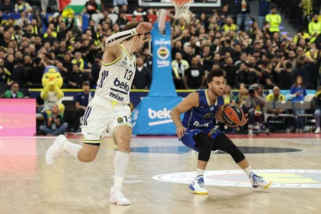 Tamir Blatt Maccabi Rapyd Tel Aviv, 45 with ball with Tarik Biberovic Fenerbahce Beko Istanbul, 13 , GER, Fenerbahce Beko Istanbul vs Maccabi Rapyd Tel Aviv, Basketball, Euroleague, Matchday 10, 2025 2026 season, 11 11 2025, GER, Fenerbahce Beko Istanbul vs Maccabi Rapyd Tel Aviv, Basketball, Euroleague, Matchday 10, 2025 2026 season, 11 11 2025 Muenchen Copyright: xEibner-Pressefoto JennixMaulx EP_JML