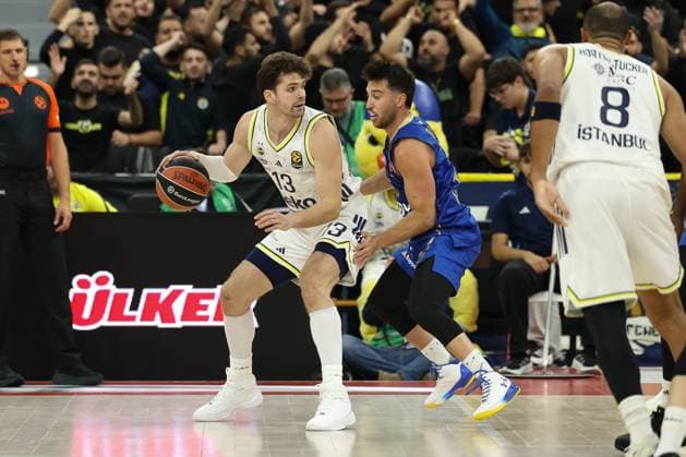 Tamir Blatt Maccabi Rapyd Tel Aviv, 45 with Tarik Biberovic Fenerbahce Beko Istanbul, 13 with ball, GER, Fenerbahce Beko Istanbul vs Maccabi Rapyd Tel Aviv, Basketball, Euroleague, Matchday 10, 2025 2026 season, 11 11 2025, GER, Fenerbahce Beko Istanbul vs Maccabi Rapyd Tel Aviv, Basketball, Euroleague, Matchday 10, 2025 2026 season, 11 11 2025 Munich Copyright: xEibner-Pressefoto JennixMaulx EP_JML